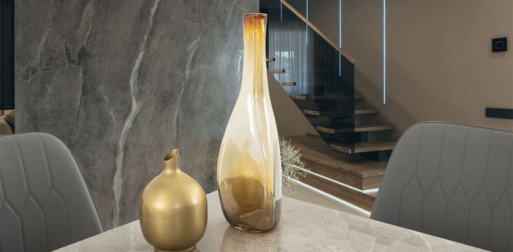 Jarrón Decorativo Triangular Cristal Zirconia Ambar Mediano